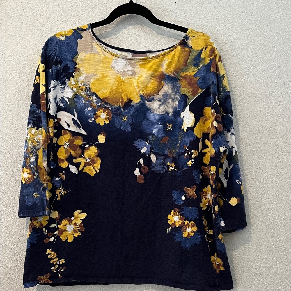 Chico's Floral Top in Navy and Yellow
3/4 sleeves, scoop neck
Sz L
Chicos Sz 2